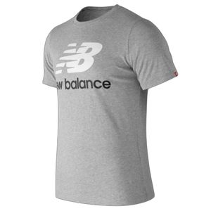 REMERA NEW BALANCE ESSENTIALS STACKED MT83530AG GRS MODA HOMBRE