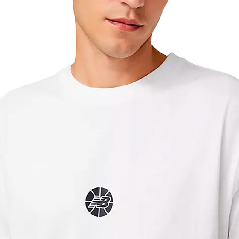 REMERA-NEW-BALANCE-HOOPS-FUND-MT23582WT-MODA-BCO-NGO-HOMBRE