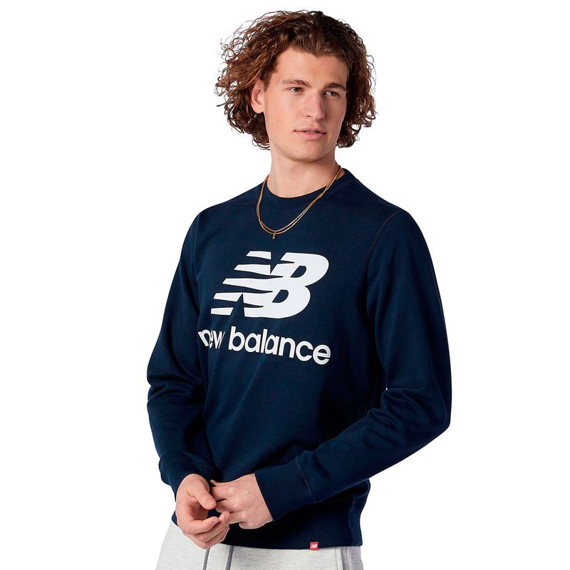 BUZO-NEW-BALANCE-ESSENTIALS-STACK-MT03560ECL-AZ-MODA-HOMBRE