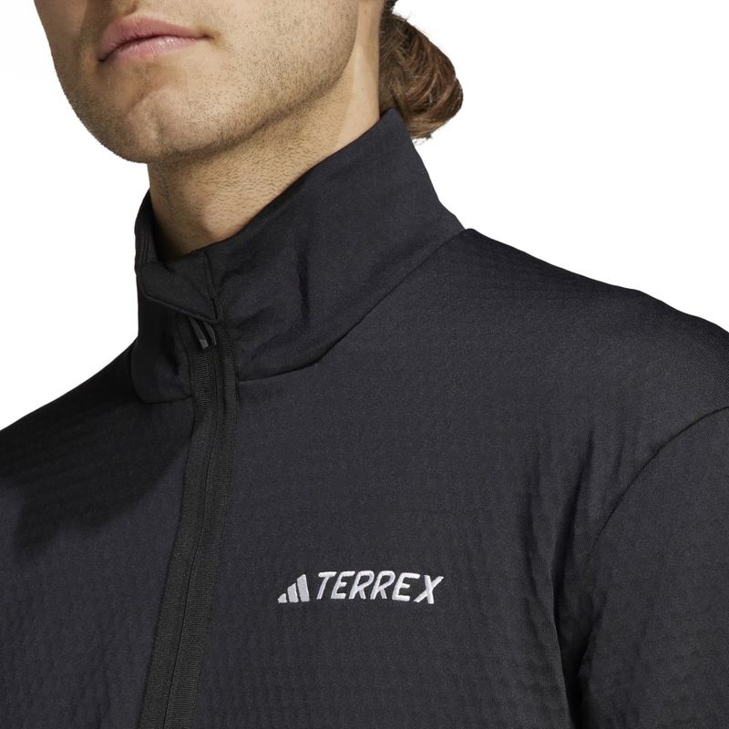 IB1818_7_APPAREL_On-Model_Detail-View-1_white