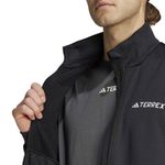 IB1818_8_APPAREL_On-Model_Detail-View-2_white