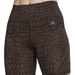 HS4812_7_APPAREL_On-Model_Detail-View-2_white