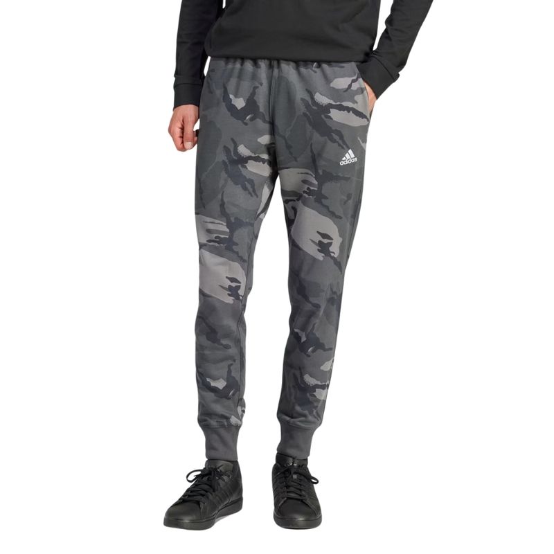 PANTALON-ADIDAS-ESSENTIALS-CAMUFLAJE-MODA-GRS-NGO-HOMBRE