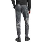 PANTALON-ADIDAS-ESSENTIALS-CAMUFLAJE-MODA-GRS-NGO-HOMBRE