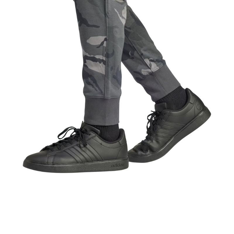 PANTALON-ADIDAS-ESSENTIALS-CAMUFLAJE-MODA-GRS-NGO-HOMBRE