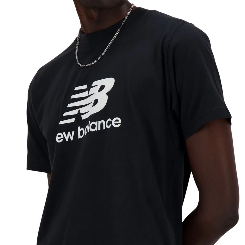 Remera-new-balance-stacked-moda-negro-hombre-00189-550-4